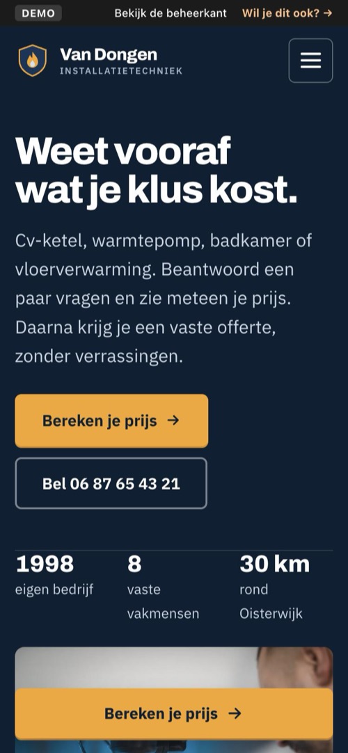 Dezelfde homepagina op een telefoon, met onderaan een vaste knop ‘Bereken je prijs’.